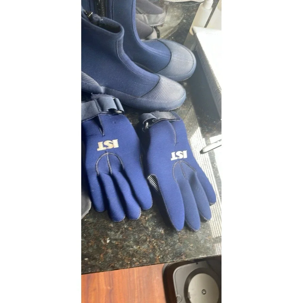 Aquafin scuba‎ fins open heel, Set Of Small Diving Gloves